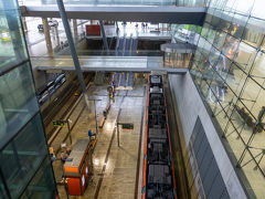 終点の空港駅でライトレイルを下車。駅は地下レベルにありますが、天井がなく上から丸見えな構造です。