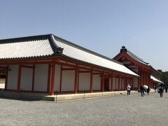 初めて入った京都御所。清々しいほどの広さです。平安遷都から明治の始めまで、歴代の天皇の住まいだった京都御所。古式ゆかしい雰囲気がいいですね。