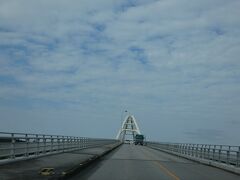 瀬底島も久しぶり。沖縄に来るとなぜか橋を渡りたくなるのです。
一応　本島と結ばれている橋は　この後渡る「ワルミ大橋」以外はすべて渡ったのかな。