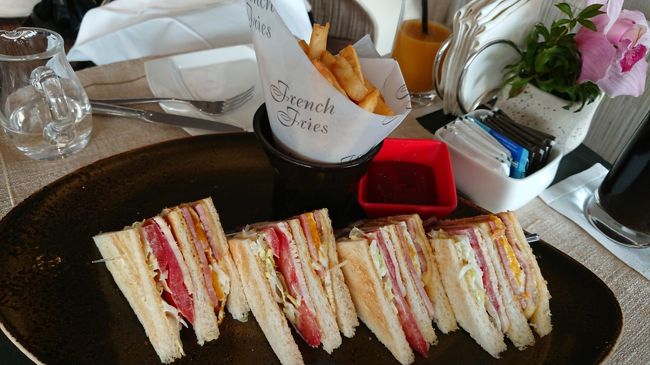 インターコンチネンタルに帰って来ました。<br />軽食食べて、次の旅の準備です。