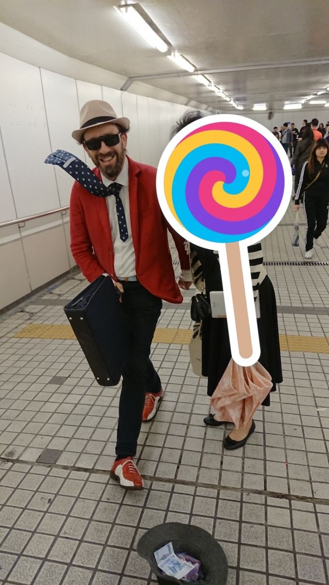 大道芸人さんがいっぱいの地下道。<br />一緒に写真撮ってもらった!(^^)!<br />なんと日本語ペラペラ・・・<br />私が大阪だとわかると・・・<br />西成を寝床にしてた・・・( ;∀;)って教えてくれました！<br />西成はデンジャラスって言ってました（笑）