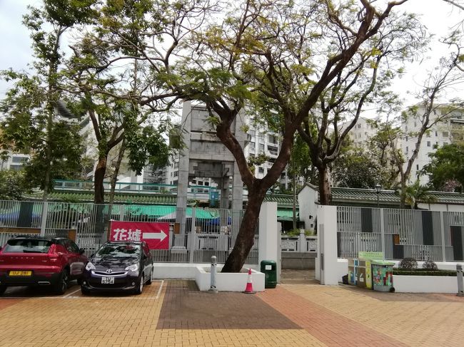 野球場の駐車場を通ってショートカット。<br />鳥の鳴き声が聞こえてきます。