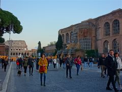 モンティ地区を抜けたら急に人混みが多くなりました。
奥に見えるのがコロッセオ。
前回内部は見学済なので、今回は遠目に眺めるだけでした。