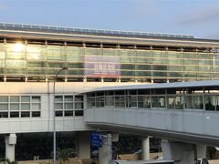 羽田の出発が遅れて10分遅れでの到着とのアナウンスがあったが、最終的には定刻に那覇空港に到着。
すでに17時半を過ぎているが、外はまだ明るい。