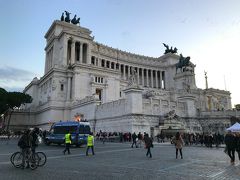 ヴェネツィア広場までやって来ました。
ローマの建築物ってどれもスケールが大きくって圧倒されます。

ここも警察車両が多く、テロ予告でもあったのかと疑うほど。