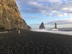 黒砂海岸。
砂浜は真っ黒。
大きめの石から小粒の砂まで黒砂。