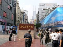河南中路駅で降りて、南京路歩行街を黄浦江に向かって東に歩きました。「南京路歩行街」の看板の「南」の字の上奥に「日本味千拉麺」の看板が縦に見えています。日本のラーメン屋もあります。
2006年10月14日、上海市南京路歩行街(西向き)
