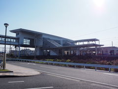 立派な駅。吉野ヶ里歴史公園開園を控えた2000年３月、橋上駅舎化されたようです。