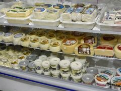 【ブラジルのスペシャルティコーヒーの里：カルモ・デ・ミナス】

町を歩いてみると、チーズ屋さんがたくさんあります....

見たことのない無数のチーズが、たくさんあります....