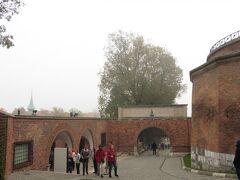 旧市街地を歩いて行きます。
ヴァヴェル城に来てみました。
８時半過ぎても霧が晴れません。