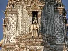 中央の大仏塔の正面には像に乗っているヒンドゥー教のインドゥラー神（インドラ神）です。