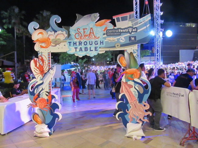 SEA THROUGH TABLE<br />海産物を選び、それを焼いたりの調理くれるサービスあり