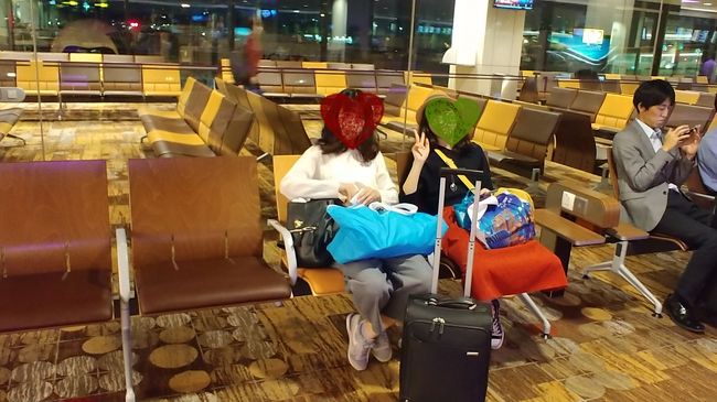 空港でお土産を沢山買いました。<br /><br /> 早朝なので開いているか心配でしたが、ほとんどの店舗が営業していました。<br />フードコートは開店と閉店が半々くらいでした。<br /><br />