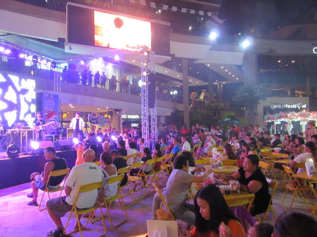 食べたり、音楽を聴いたり....色々です。