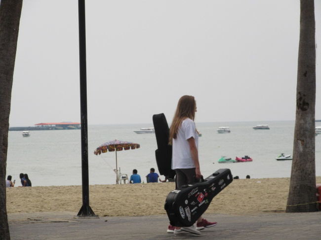 ビーチ歩きは気持ち良い