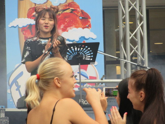 外人が目立ちます<br />肌が奇麗です....前から見てませんが...。<br /><br />歌手の歌は....話し夢中で、聞いてなさそう。