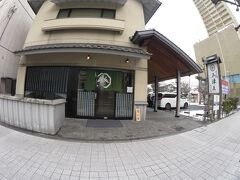 着いた～

三津屋駅前大通り店。

今日は、三津屋さんで蕎麦をいただきます。三津屋さんは山形市内で店を構える老舗の蕎麦屋さん。