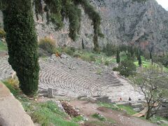 　紀元前4世紀に、ここでどんなイベントが行われたのでしょうか
　ギリシャの北部にあるパルナッソス山の麓、当時、「世界のへそ（中心）」と言われていたデルフィにやって来ました。この円形劇場では、現在も夏には公演が行われているそうです。