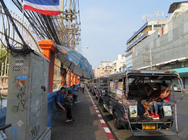 【イミグレ/CHON BURI IMMIGRATION】へ行きました。<br /><br />往路、イミグレへの交通は、ソンテオ10バーツ<br />帰路、パタヤ中心部までも10バーツでした。<br /><br />満席まで、待ちます。<br />直に、うまり発車。....AM.8;30頃。