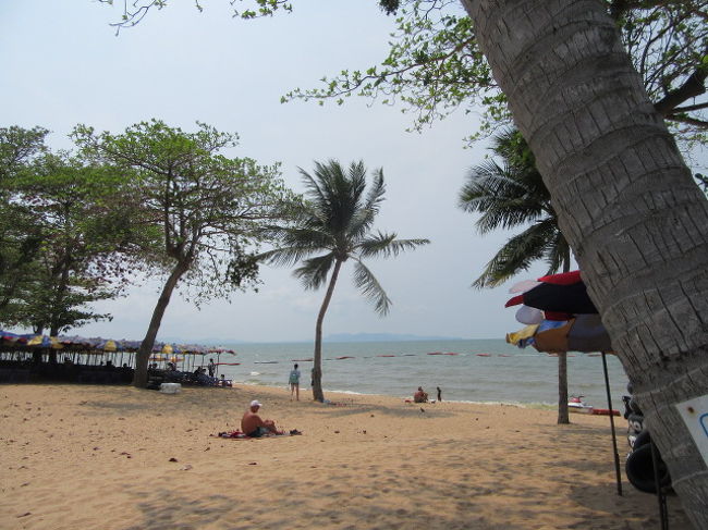 ソンテオはビーチ道路を走ります。<br />ジョムテンビーチは、静かでした。