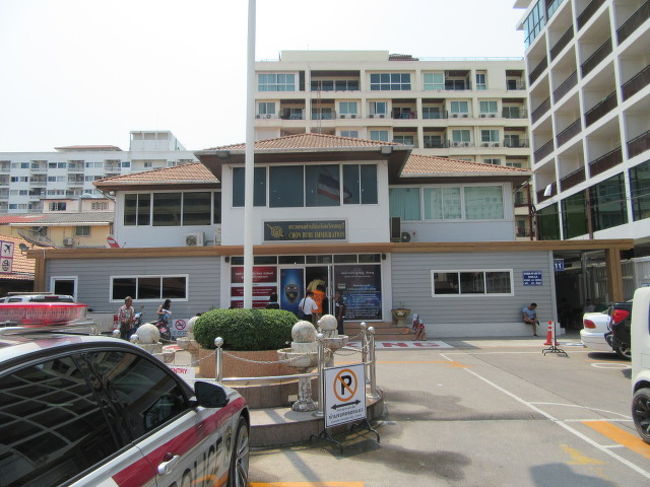 イミグレお隣で、写真＠50バーツで、撮れました。<br />書類は、自分で記入できました。<br /><br />パスポートコピー等はイミグレ内で＠3バーツでした。