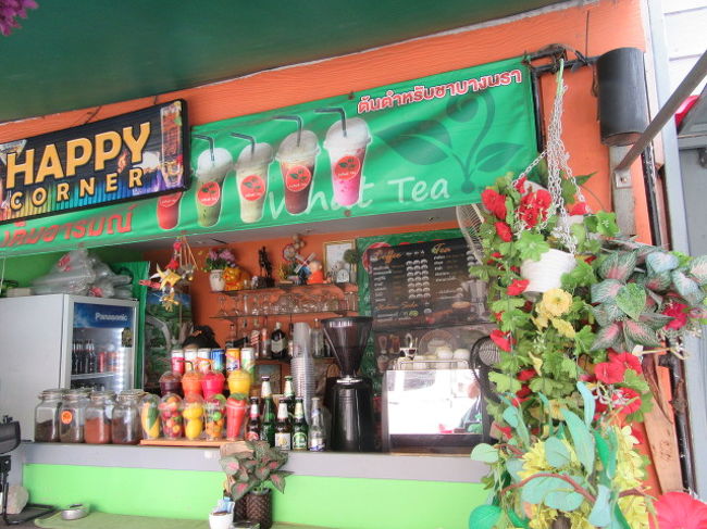 イミグレそばで、マンゴスムージー＠40バーツ。美味い。<br />◎書類受理され、ホットしました。<br />■イミグレ女性担当官の一人が、すでに書類が上に回されたと、<br />　言ってくれた。<br /> こんな事、言ってくれたので、チョイ驚きと、安堵有りました。<br />