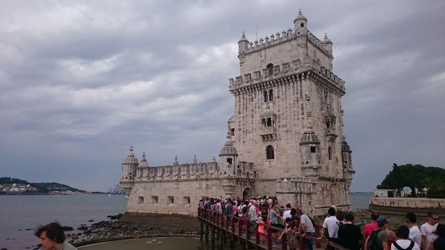 ベレンの塔です。<br />　すごく人が多くて並んでいたので、中にははいりませんでした。<br />ここからもテージョ川と遠く大西洋が眺められます。<br />　