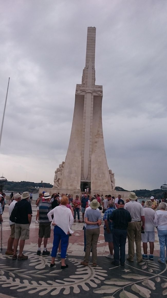真正面から見た発見のモニュメントです。<br />剣の形ですね。<br /><br />　ジェロニモス修道院とベレンの塔、この発見のモニュメントはとても近いところにあり、それぞれが見えるほどです。