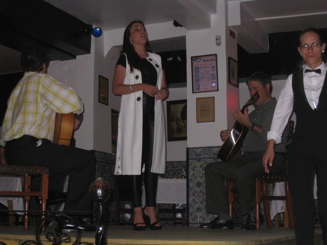 夕食をRESTAURANTE Tipico O Forcadoというファドレストランでとりました。<br />　店の中央に小さな舞台があって、食事をしながら、ファドを聞いたり、民族舞踊を見たりできます。<br /><br />　こうして、短いリスボン滞在は終わりました。