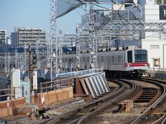 東京駅からもほど近いこのエリア　
今　外人用の安ホテルが沢山できて　
日比谷線の中も　外人さんがウロウロ

