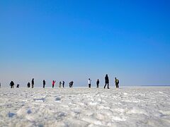 野付半島に到着。
ネイチャーセンターでレクチャーを受けてから外に出ます！
天気が良かったので青い空とずっと向こうまで続く白い風景がウユニ塩湖みたいです！！
※行った事は無い。