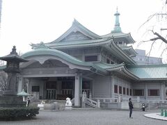 横網町公園中央にある東京都慰霊堂．