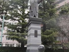 江戸東京博物館近くに亀を土台にした鷹狩の徳川家康像あり．
江戸を開いた将軍なので，江戸の博物館にあって当然でしょう．

[追記] 下の亀のようなのは贔屓（ひき・びし）と言い，中国における伝説上の生物．石碑の台になっているのは亀趺（きふ）と言う． 
Wikipedia: https://ja.wikipedia.org/wiki/贔屓

