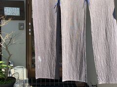 住宅街にある普通の住宅に暖簾がかかっている。
元々は、上野でツグミを主とする焼き鳥屋さんでしたが、ツグミの禁猟によりうなぎ屋さんに変わった。