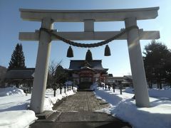 公園の少し手前、意表を突くかのように現れた立派な鳥居。
「栗山天満宮」と言うらしい。

後で調べてビックリ！
ここでは、秋に行われる祭りとしては 道内最大級(露店が３００近く出店）のものが催されるとの事。