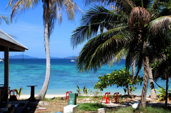 ☆Sunset Beach ,Fisheries Dept @ Koh Lipe Thai<br /><br />上記のPrincess Palaceのすぐ隣りにあるのが<br />Fisheries Dept のビーチレストランです。<br />一昨年、昨年と一般営業はしていませんでしたが<br />今年はなぜかドリンク類の販売だけしていました。<br />ビアチャン（小）が７０Bとリペ島のレストランでは平均的な値段です。<br />