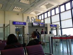 いよいよ旅行最終日。

帰りもフィリピン航空。
桃園国際空港１０時２５分発なので、ホテルを７時３０分出発。
眠い・・・

出国審査、20分くらい並びました。
出国審査で「名前は？」「眼鏡（をはずしなさい）」とわたしだけ言われました（娘はなにも聞かれず）・・・怪しかった？

そして元から円へ両替の際、痛恨のミス！
両替所の人に「コインある？」と言われ「あります！」と元の札・コインをすべて差し出してしまい、元がゼロの状態に。
自動販売機でジュースが買えなーいという事態に・・・。

ちなみに元から円への両替手数料は１００元でした。