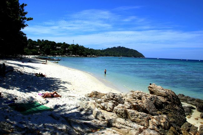 ☆Sunset Beach ,Fisheries Dept @ Koh Lipe Thai<br /><br />Sunset Beach東端の岩場からSunset Beach全体を望んだ構図です。<br />Sunset Beachは北向きで東西に長さ約３４０ｍ、<br />リペ島ではSunrise Beach（1300m）Pattaya Beach（1000m）に次いで<br />長いビーチです。