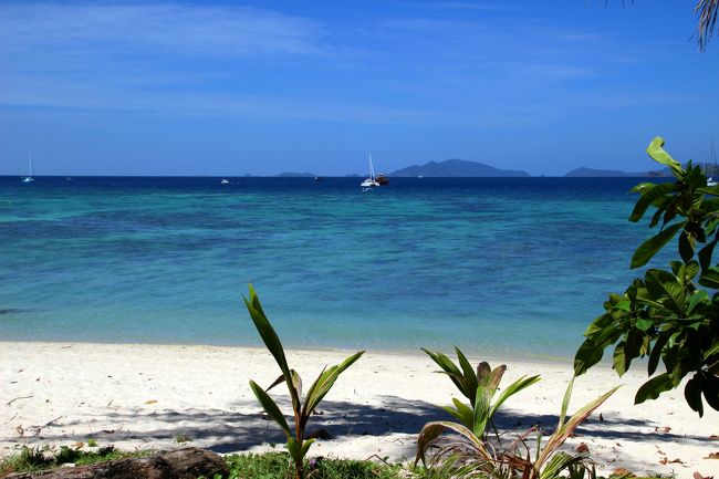 ☆Sunset Beach ,Fisheries Dept @ Koh Lipe Thai<br /><br />７年くらい前まではPorn Resortと言う素朴なホテルがビーチの半分くらいを占め<br />営業していましたがその後クローズし建物も撤去されました。<br />さらに数軒あったカフェやダイビングショップも閉店撤去され<br />新しいホテルがオープンすることもなく<br />昼間はかつての賑やかさがなくなってしまいました。