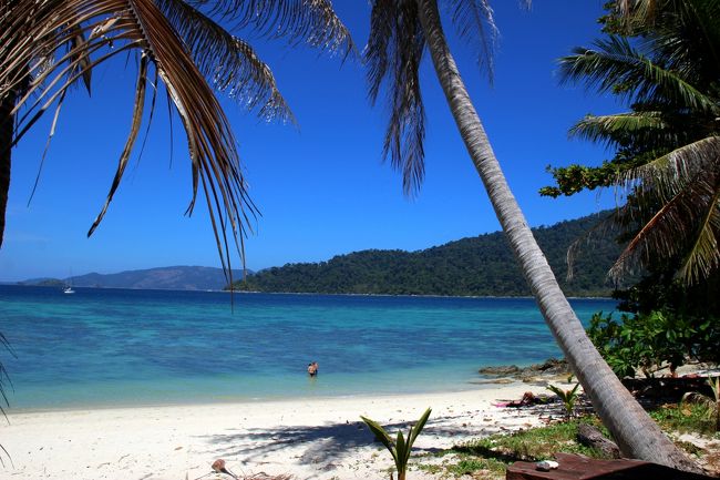 ☆Sunset Beach ,Fisheries Dept @ Koh Lipe Thai<br /><br />Porn Resortなどがクローズ後は新しいリゾートが建つのかと思いきや<br />空地になったままです。<br />それでも夕方になると美しい夕日を見に<br />リペ島のあちこちからたくさんの見学者がやってきて<br />かつての賑わいぶりを思い出させてくれます。