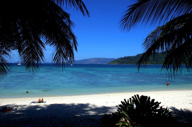 ☆Sunset Beach ,Fisheries Dept @ Koh Lipe Thai<br /><br />Sunset Beachの残り半分を占めているのがFisheries Dept。<br />水産関係の保養所のような施設です。<br />ここも営業しているんだかしていないんだか<br />良く分からない施設です。<br />これだけのビーチを目の前にしたロケーションなのに<br />もったいない施設です。