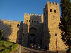 これはおそらくビサグラ旧門。9世紀の初めごろにできたそうです。
1085年にアルフォンソ６世がトレドを奪取したとき、ここから入場したのでアルフォンソ６世門という別名があります。

