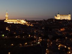 展望台からトレドの夜景を堪能します。
右上にアルカサル、左側にカテドラルの塔が見えます。