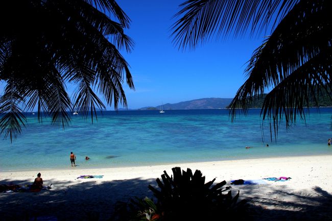 ☆Sunset Beach ,Fisheries Dept @ Koh Lipe Thai<br /><br />もちろんタイのビーチは国有地なので<br />誰でも自由に利用できます。<br />のんびりすりには素敵ですが飲食店が西端に１軒しかないので<br />この辺りは飲食物を持ち込まないと不便だし<br />公衆トイレもないので女子には厳しい立地かも(^^;)。