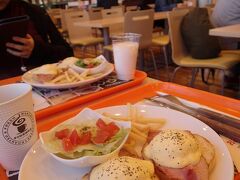 熊本空港着
朝やはかったので、まず朝ごはん、といっても開いている店が限られているので、空福亭でエッグベネディクトの朝食。これで９００円くらいかな。実はエッグベネディクト食べたの初めてで。おいしかったです。