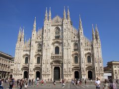 ミラノで最も有名な観光地といえば、ミラノ大聖堂！！

イタリア最大のゴシック建築として有名な建物です。イタリアでは大聖堂のことを単に『ドゥオーモ』といい、現地ではドゥオーモの呼称の方がメジャーっぽい。ズバリ、最寄り駅はその名もドゥオーモ駅です。