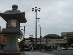 JR長野駅善光寺口。ホテル向かいの川中島バス案内所で「戸隠高原フリーきっぷ 」を購入し、戸隠行き始発に乗り込んだ。長野に来たもう１つの目的である満開の蕎麦を見る為です。