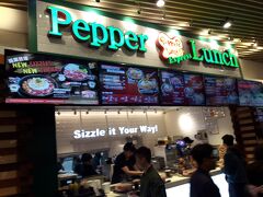 夕食は、旺角のランガム・プレイスにあるこちら。
日本のペッパーランチと同じか少し安いぐらいで、味は同じなので安心して食べられます。