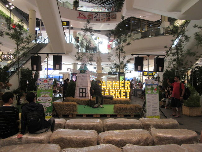 FARMER MARKET<br />椅子は、干し草。<br />静かな生歌が流れてました。