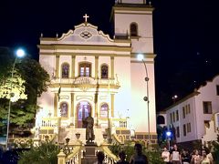 【ブラジルのスペシャルティコーヒーの里：カルモ・デ・ミナス】

ブラジルは、どこでも、このような大きな教会を中心に町が作り上げられています....